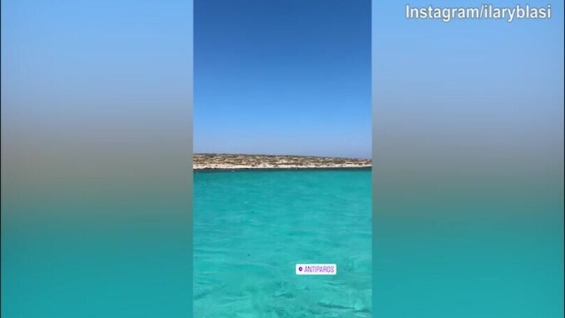 Acqua cristallina e sole, la spettacolare vacanza greca di Ilary Blasi