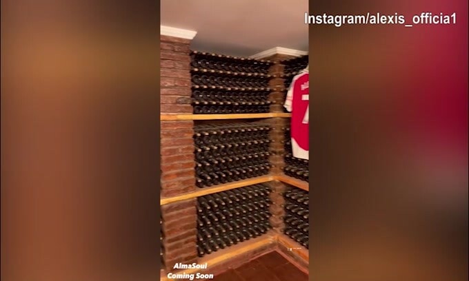 Nell'enoteca di Sanchez spuntano le sue maglie storiche