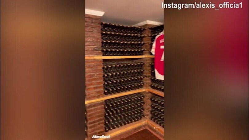 Nell'enoteca di Sanchez spuntano le sue maglie storiche