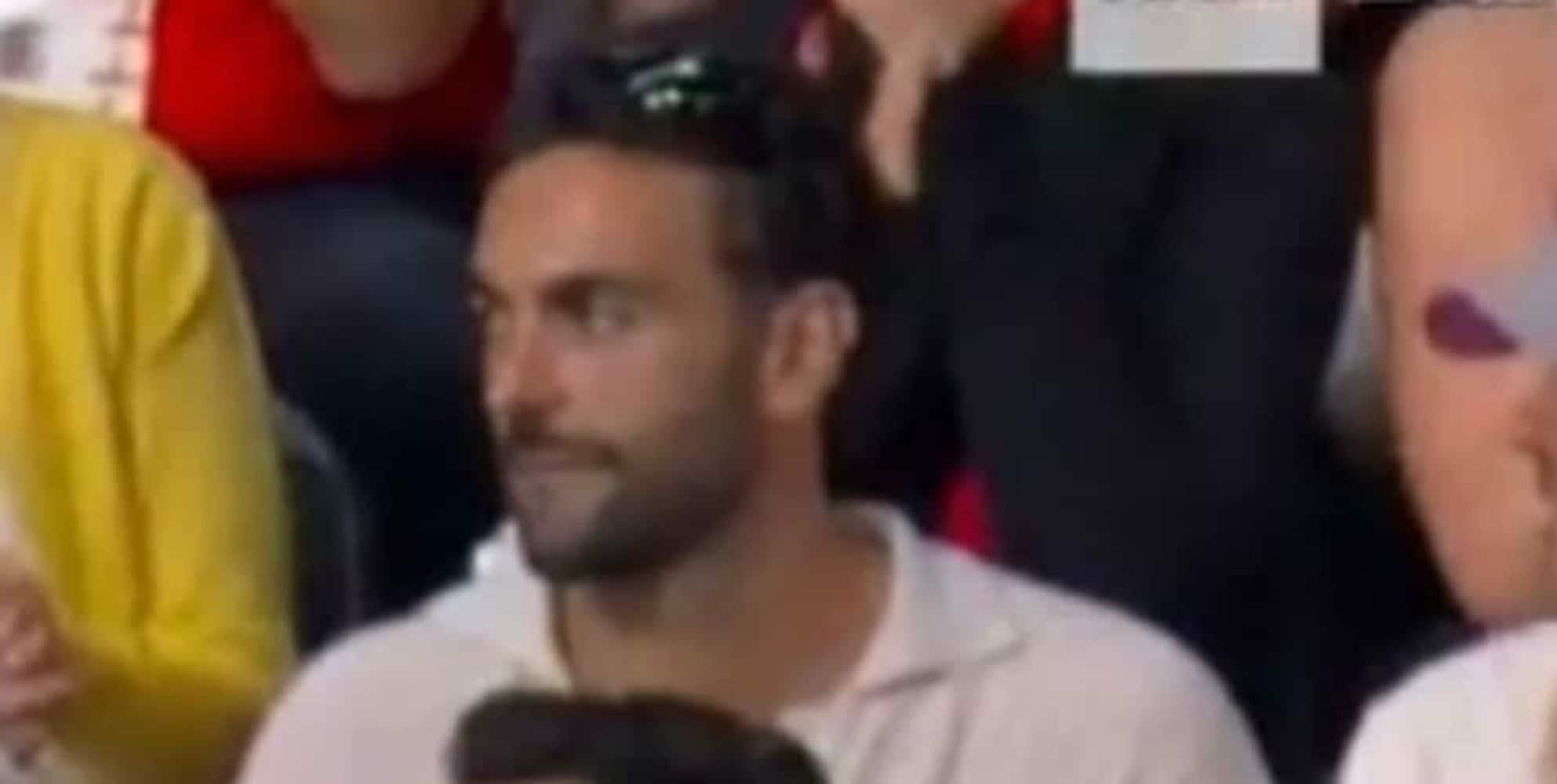 Nuoto, Marco Mengoni tifoso speciale: il gesto a sorpresa per la staffetta