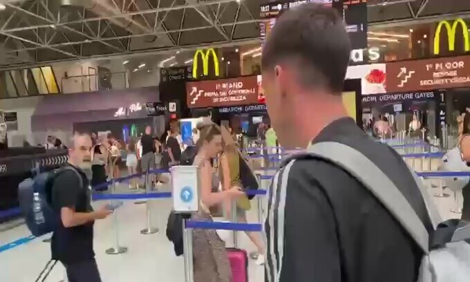 Roma, Soulé in partenza dall'aeroporto di Torino