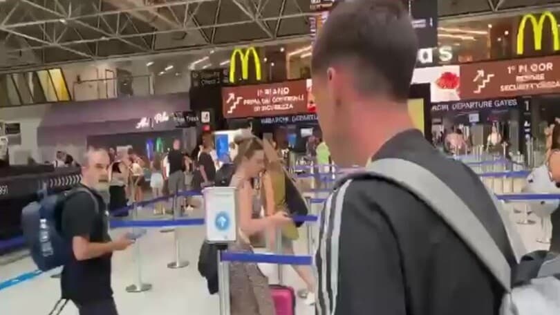 Roma, Soulé in partenza dall'aeroporto di Torino