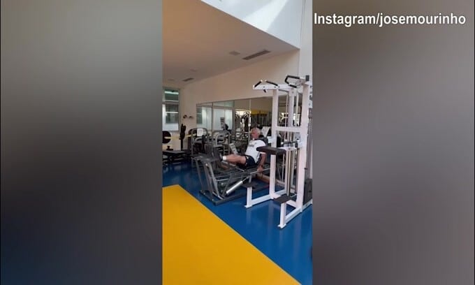 Musica portoghese in sottofondo e allenamento in palestra per Mourinho