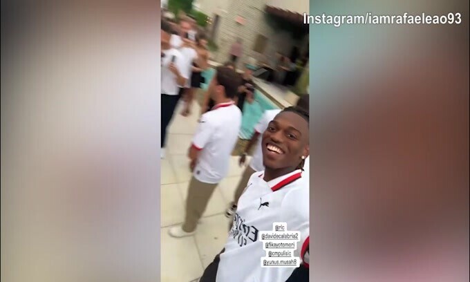 Seconda maglia Milan: Leao sorride mentre riprende i compagni di squadra