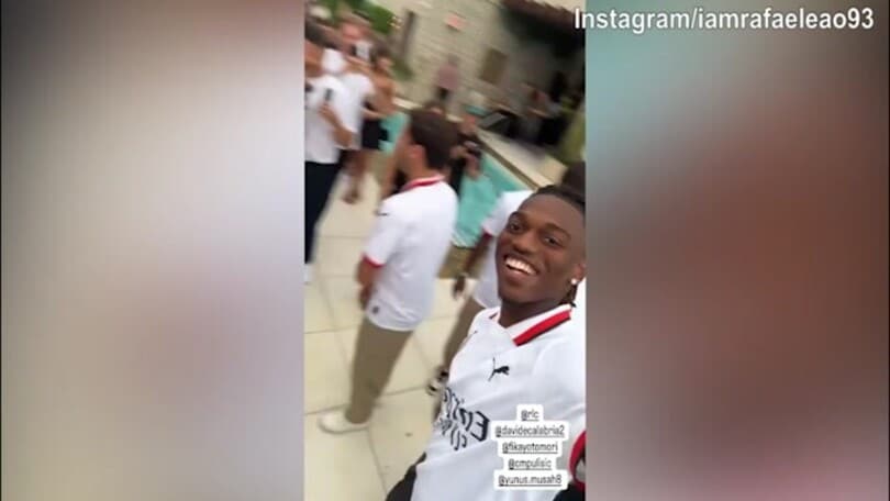 Seconda maglia Milan: Leao sorride mentre riprende i compagni di squadra