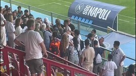 Napoli, Conte si arrampica in tribuna per firmare autografi ai tifosi