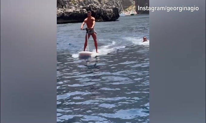 CR7 in moto d'acqua, Georgina lo segue a ruota
