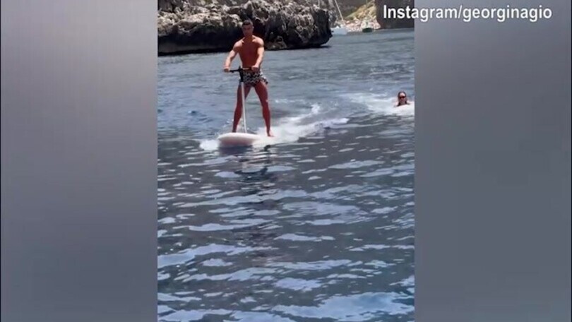 CR7 in moto d'acqua, Georgina lo segue a ruota