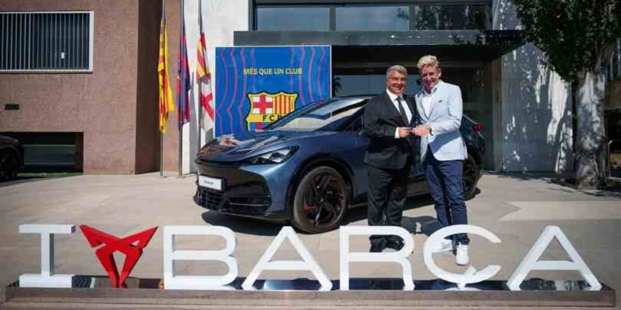 CUPRA e FC Barcelona rafforzano il loro impegno con la consegna di una Tavascan al Presidente Laporta
