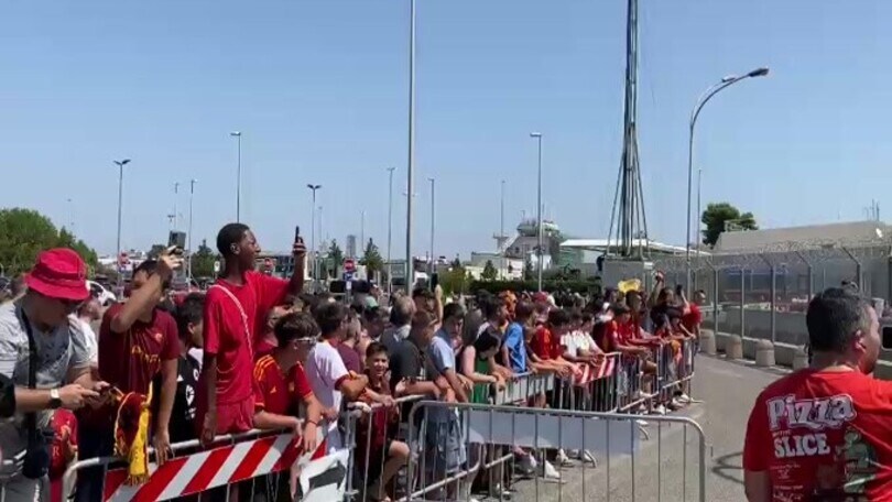 Roma, i tifosi aspettano Dovbyk tra cori e canti