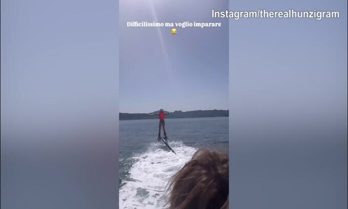 Michelle Hunziker sulla moto d'acqua: "Voglio imparare..."