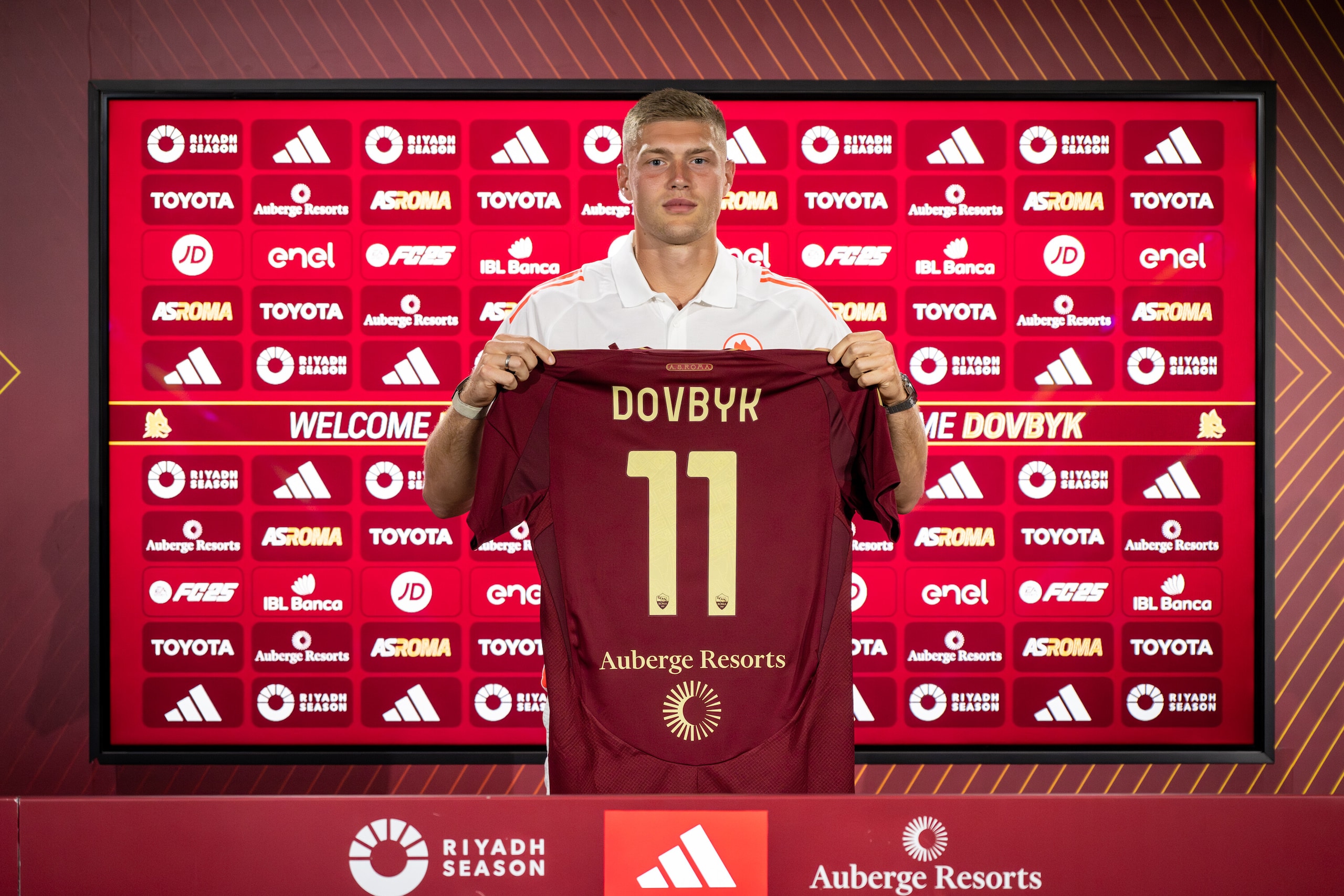 Roma, ufficiale l'arrivo di Dovbyk. Napoli: presentato Rafa Marin