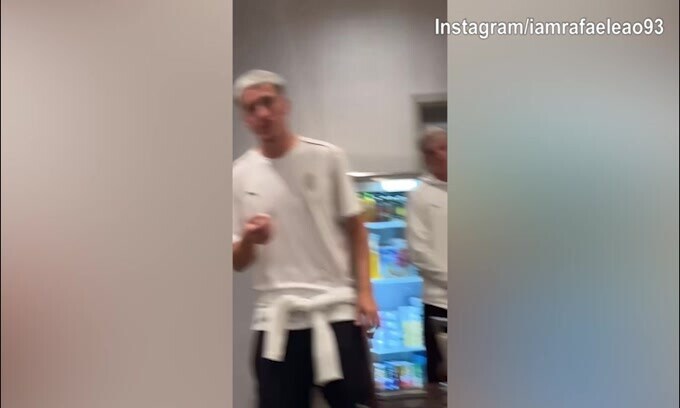 Milan, Leao prende in giro Saelemaekers