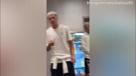 Milan, Leao prende in giro Saelemaekers