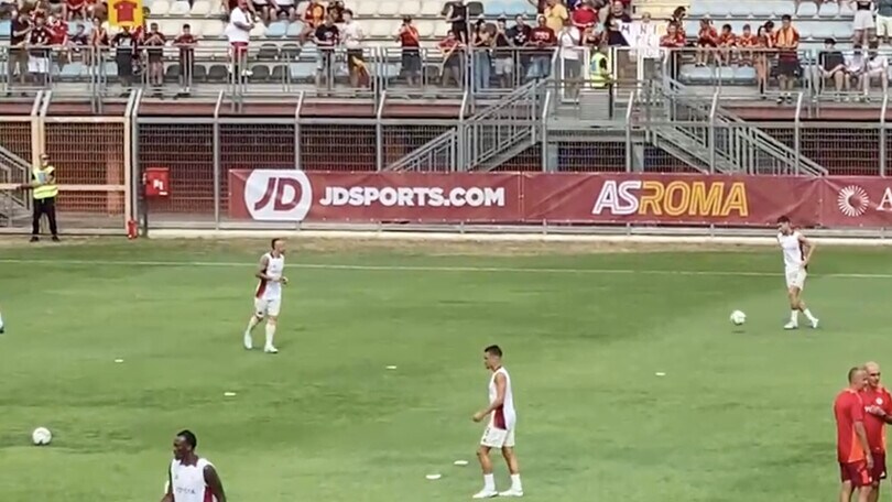 Roma, Soulé si riscalda con Angelino: l'entusiasmo dei tifosi