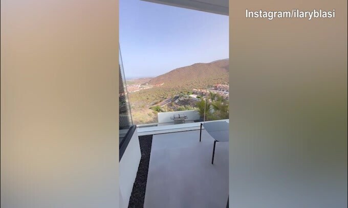 Ilary Blasi a Tenerife mangia...una carbonara
