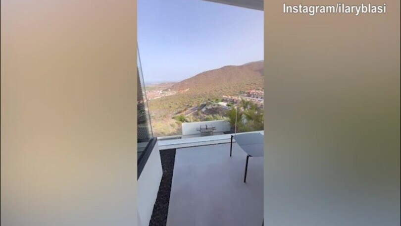 Ilary Blasi a Tenerife mangia...una carbonara