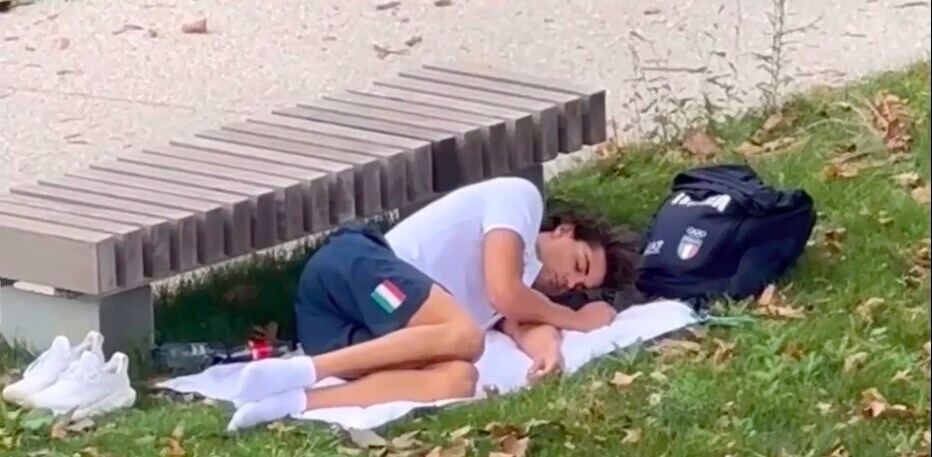 Ceccon crolla e si addormenta per terra: il video è virale