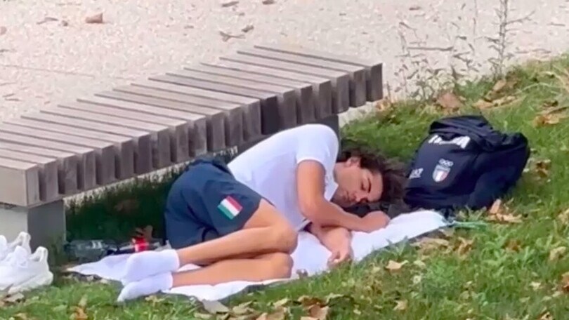 Ceccon crolla e si addormenta per terra: il video è virale