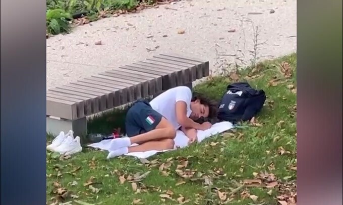 Ceccon, il video del riposino al villaggio fa il giro del mondo