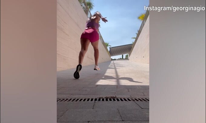 Georgina e CR7, corsa nel garage