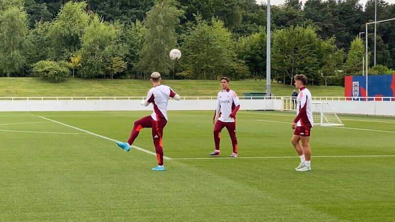 La Roma in Inghilterra: palleggi show tra Dybala e Paredes