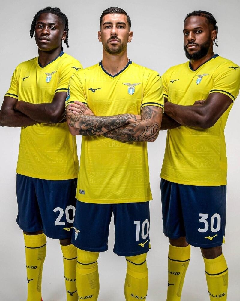 Lazio, presentata la maglia away. Inter: ceduto in prestito Carboni