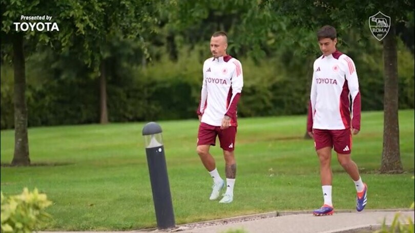 Roma, De Rossi scherza e carica i suoi