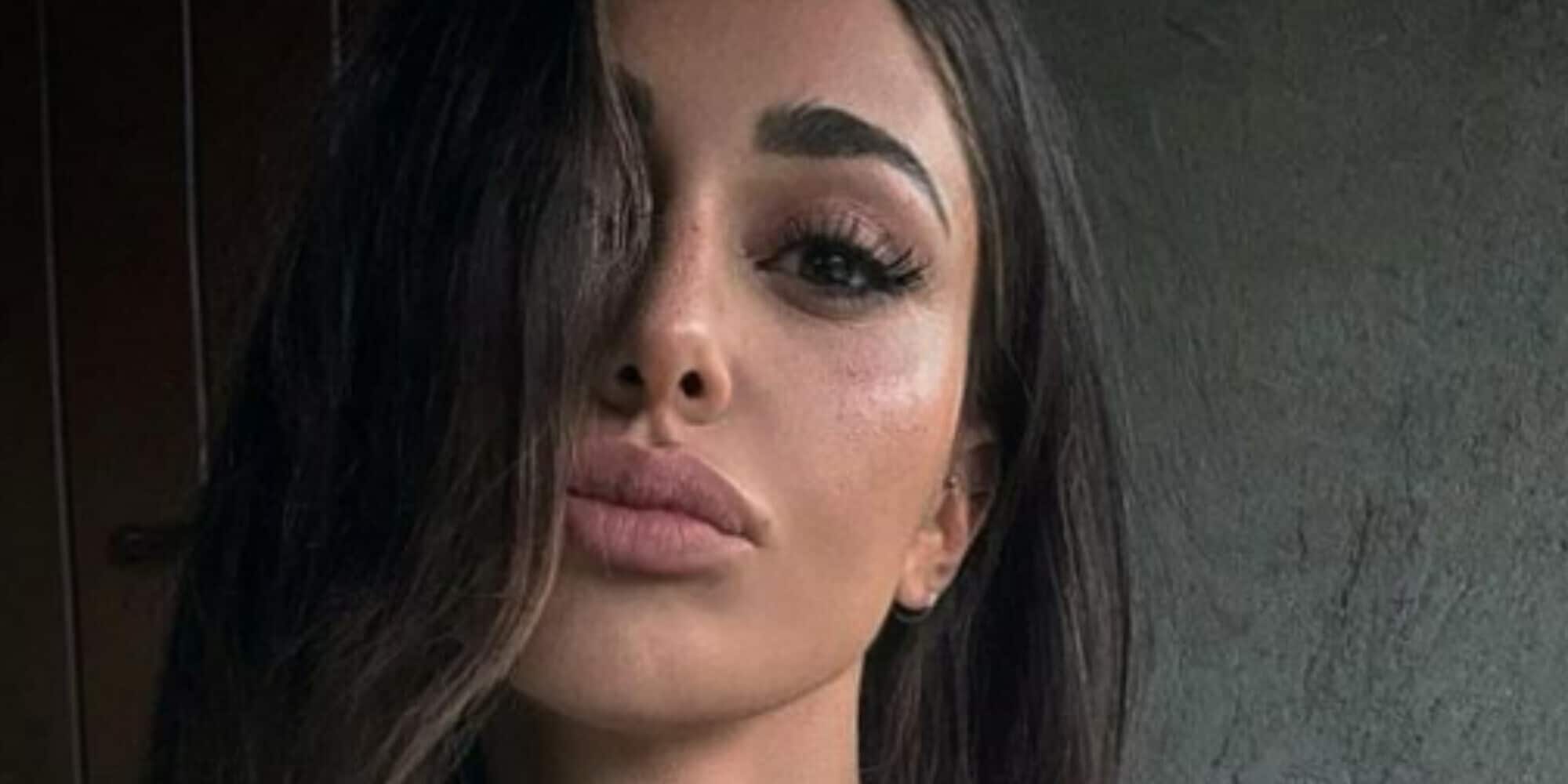 "Tra Belen e il fidanzato Angelo sono volati piatti e bicchieri", ma qualcosa non torna