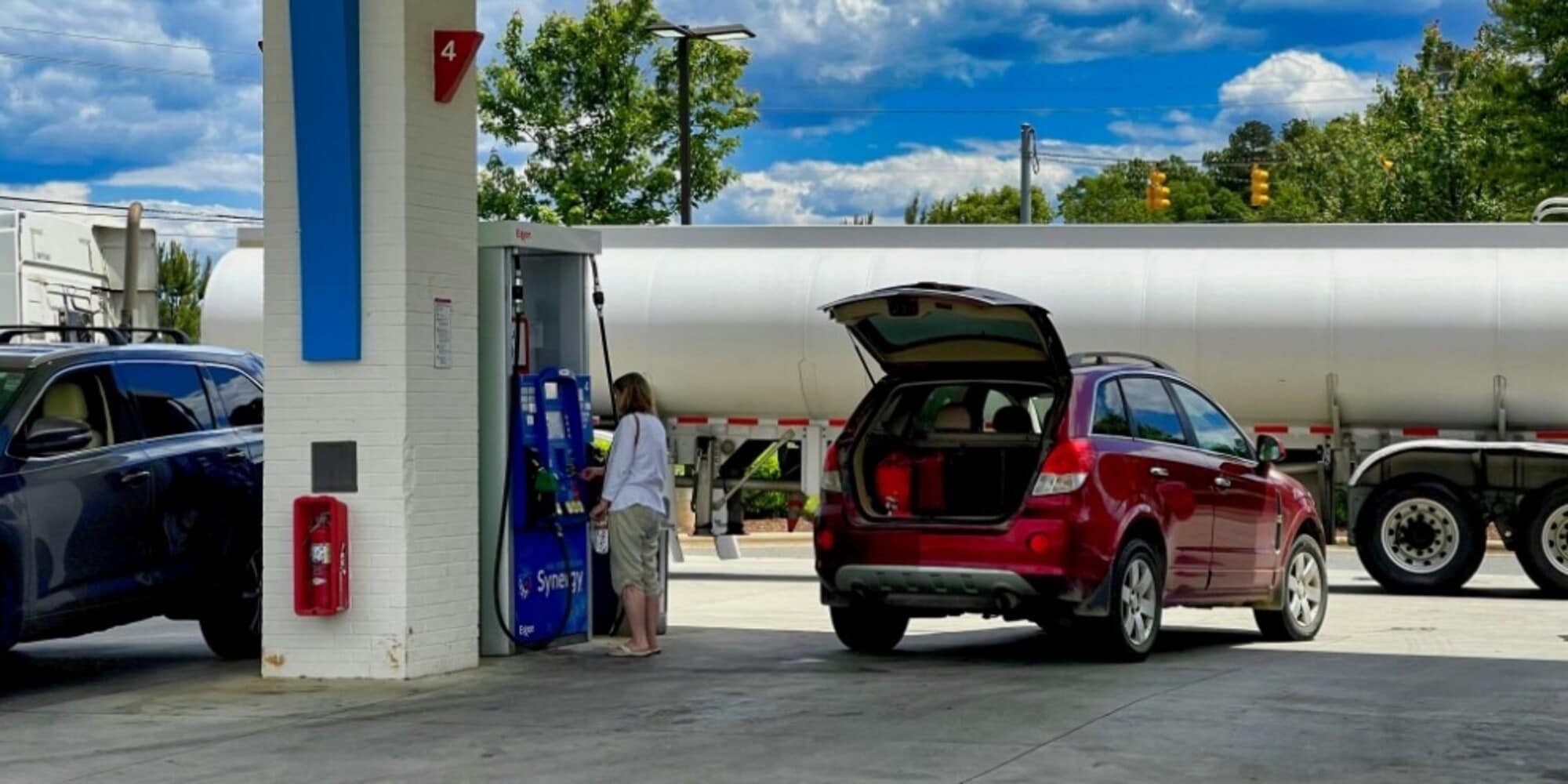 Scendono i prezzi della benzina per le vacanze di Ferragosto, ma...