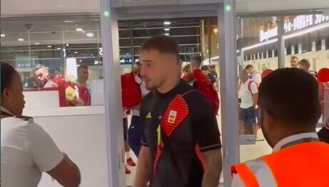 Spagna, Il portiere Arnau Tenas manda in tilt l'aeroporto!