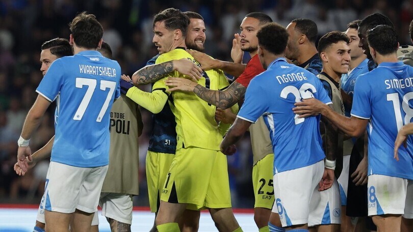 Napoli, avanti col brivido: Sinner va ko