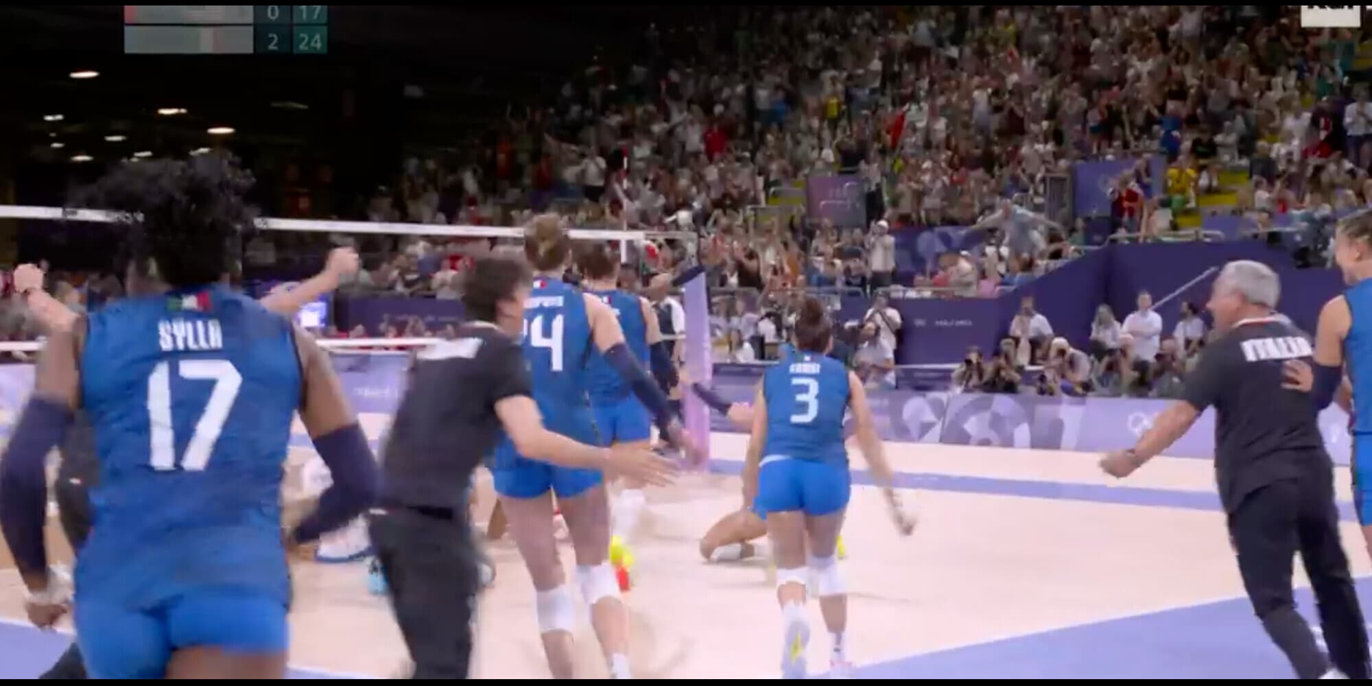 Italia oro nel volley, la telecronista scoppia a piangere in diretta tv
