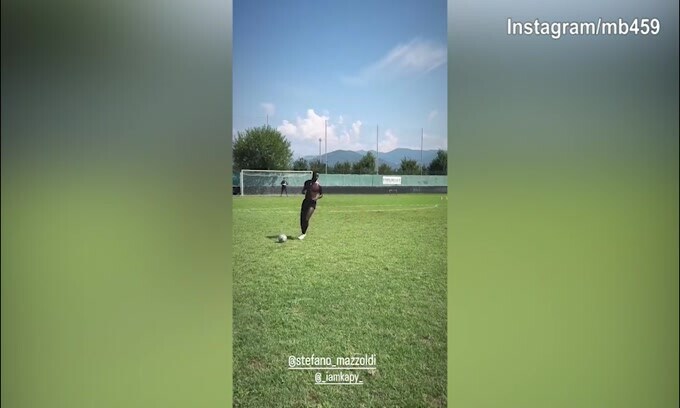 Il caldo non ferma Balotelli: eccolo allenarsi