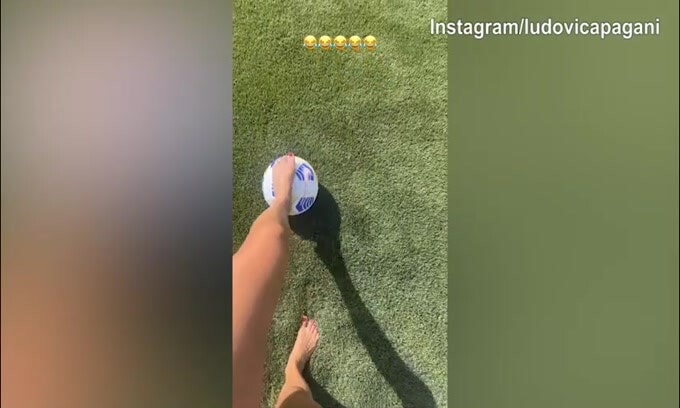 Ludovica Pagani prova ad "imitare" il Faraone, ma i risultati...