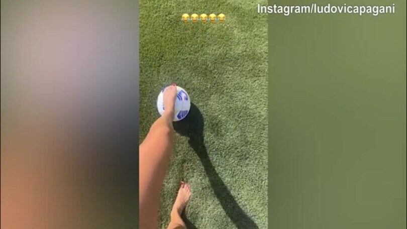 Ludovica Pagani prova ad "imitare" il Faraone, ma i risultati...
