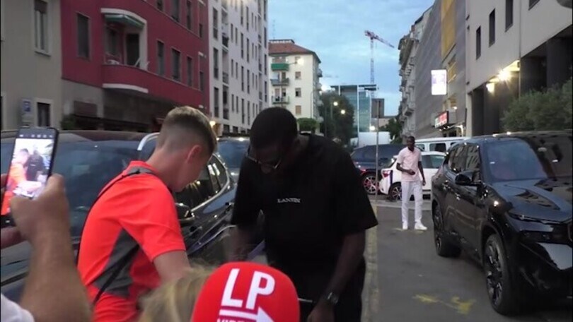 Milan, primi autografi e foto per Fofana