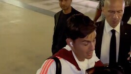 Roma, Dybala firma autografi ai tifosi: "Paulo, resta!"