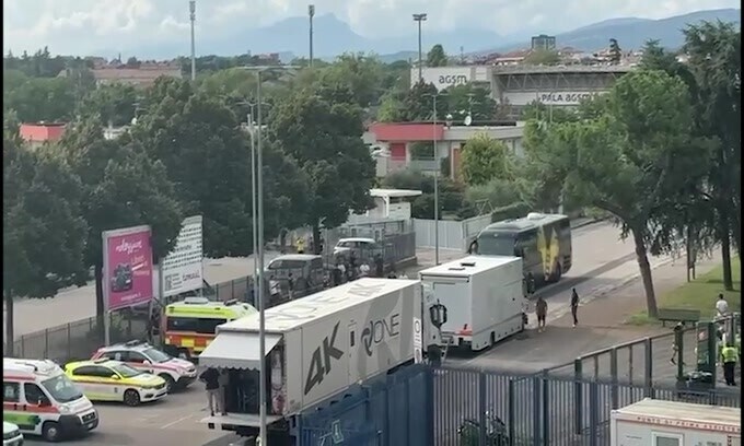 Verona, l'arrivo del pullman gialloblù al Bentegodi