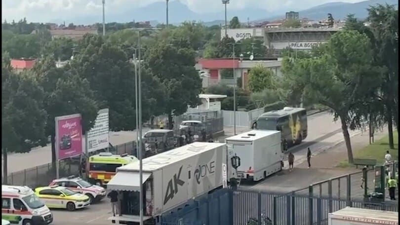 Verona, l'arrivo del pullman gialloblù al Bentegodi