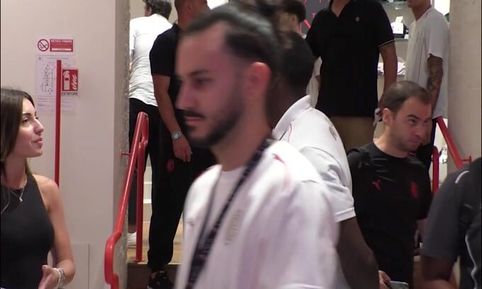Primo bagno di folla per Fofana con i tifosi del Milan