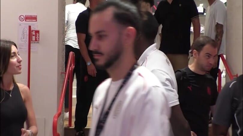 Primo bagno di folla per Fofana con i tifosi del Milan