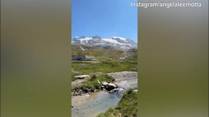 Angela, Thiago e il cane Hugo in gita in una grotta di ghiaccio