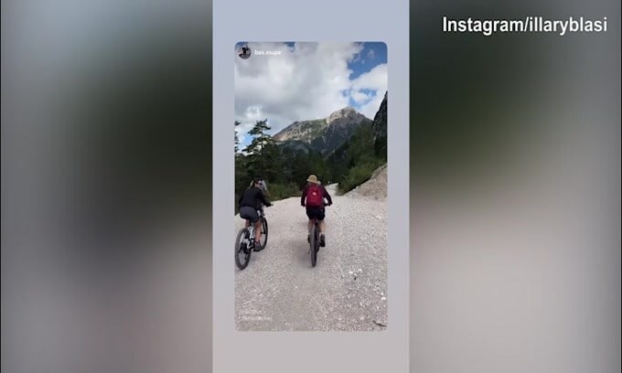 Ilary Blasi e Bastian Muller, biciclettata in montagna