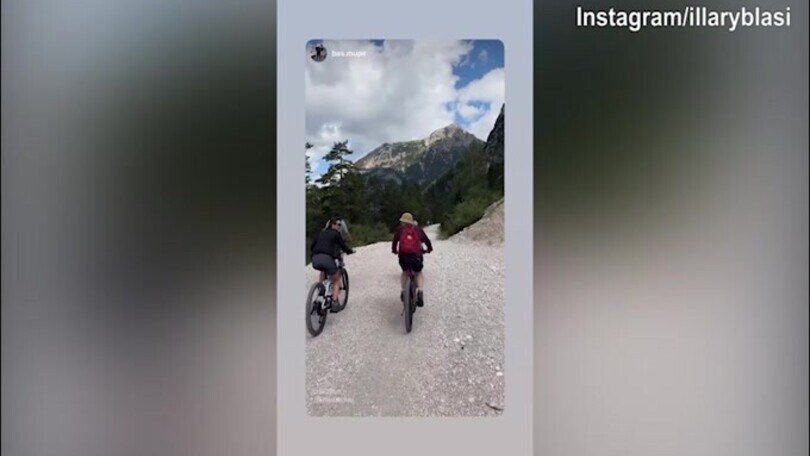 Ilary Blasi e Bastian Muller, biciclettata in montagna