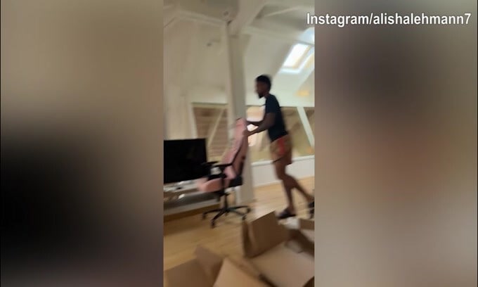 Alisha e Douglas Luiz alle prese con gli scatoloni nella nuova casa