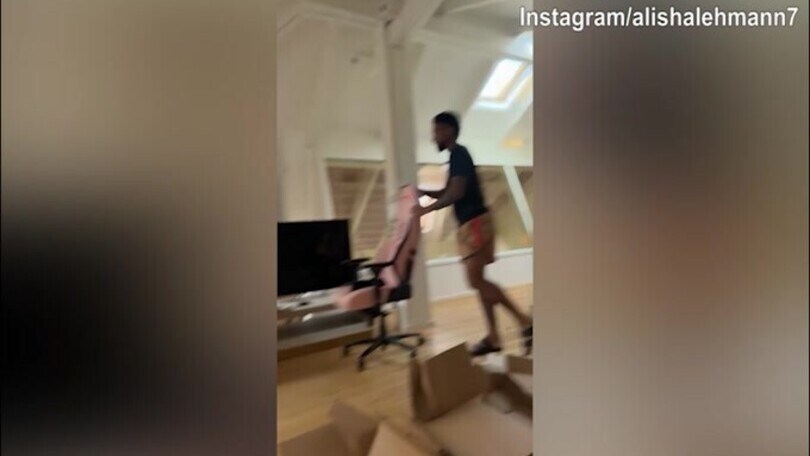 Alisha e Douglas Luiz alle prese con gli scatoloni nella nuova casa