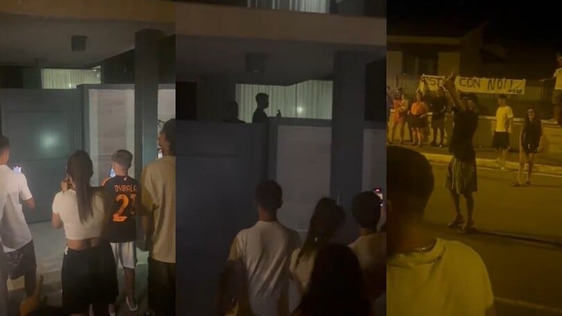 I tifosi della Roma fuori casa di Dybala: "Daje Paulo!"