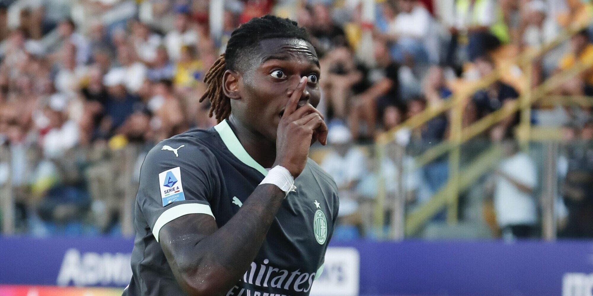 Leao, gestaccio contro i tifosi del Milan. Poi sui social: "Non è contro la Curva Sud"