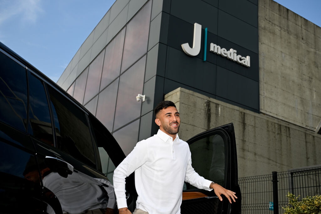 Juve: Nico Gonzalez ha effettuato le visite. Inter, atterrato a Milano Palacios